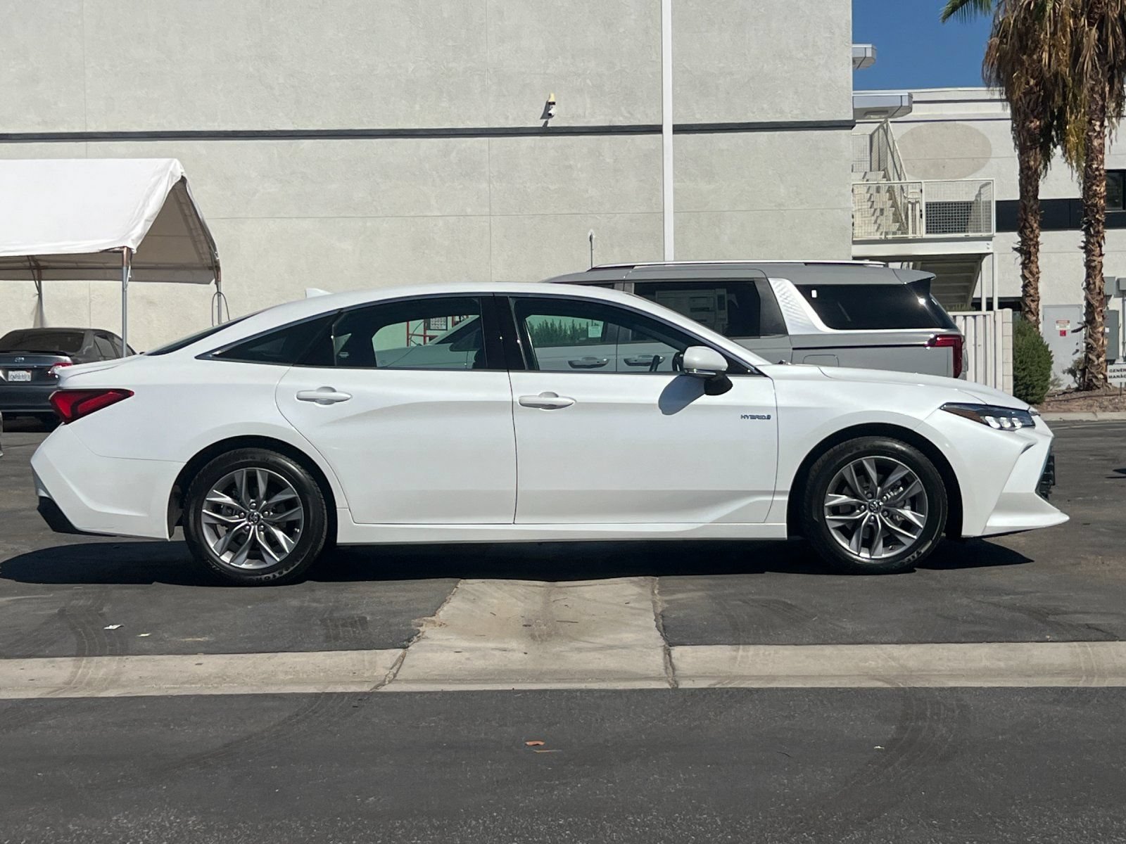 Used 2019 Toyota Avalon XLE w/ Moonroof Package FWD image 2