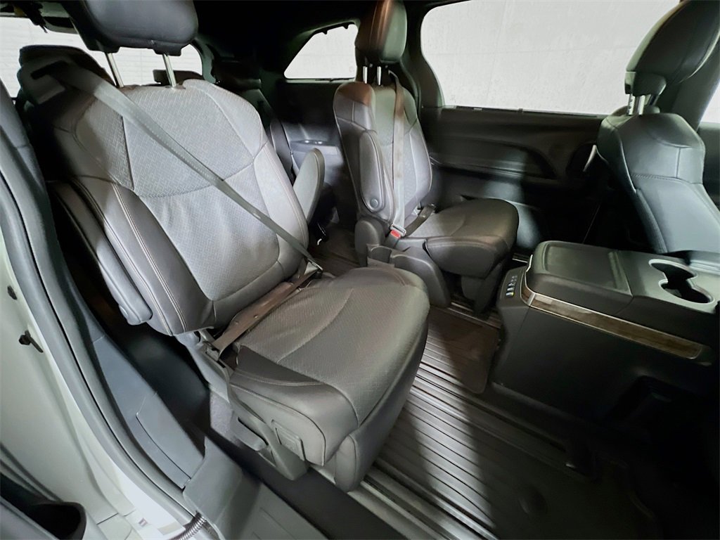Certified 2025 Toyota Sienna Platinum image 25