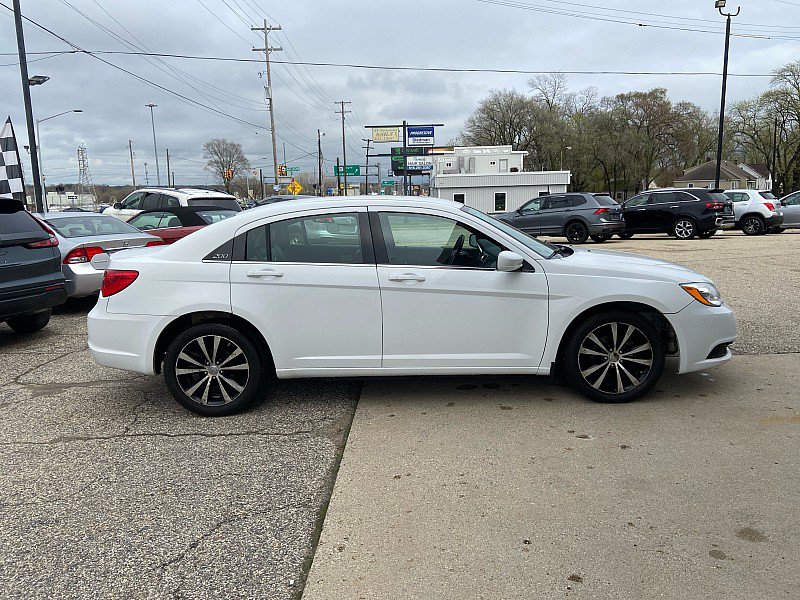 Used 2012 Chrysler 200 S FWD image 5