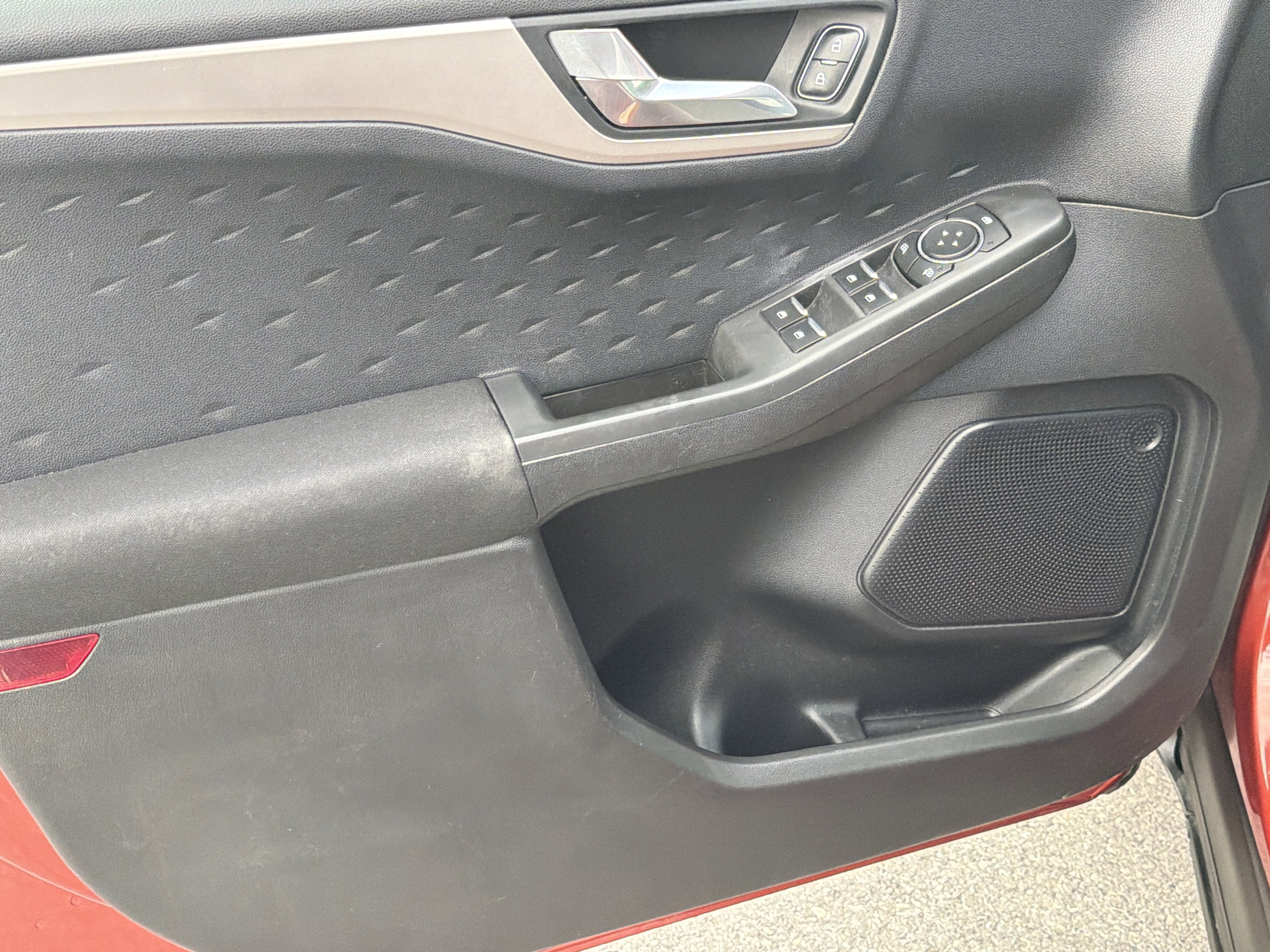 Used 2020 Ford Escape SE image 15