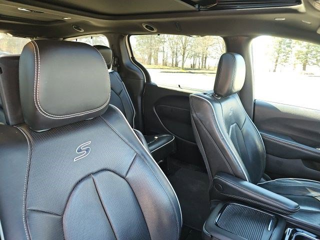 Used 2021 Chrysler Pacifica Limited w/ Uconnect Theater Family Group image 12