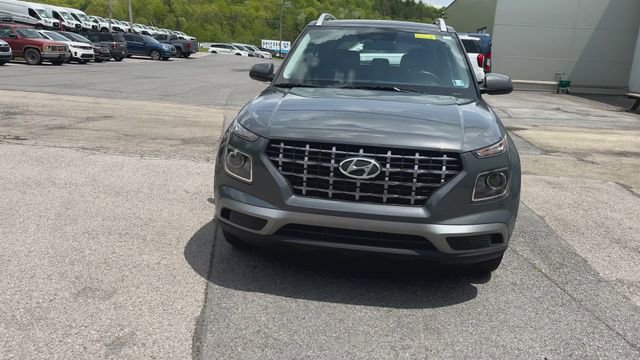 Used 2025 Hyundai Venue SEL FWD video 3