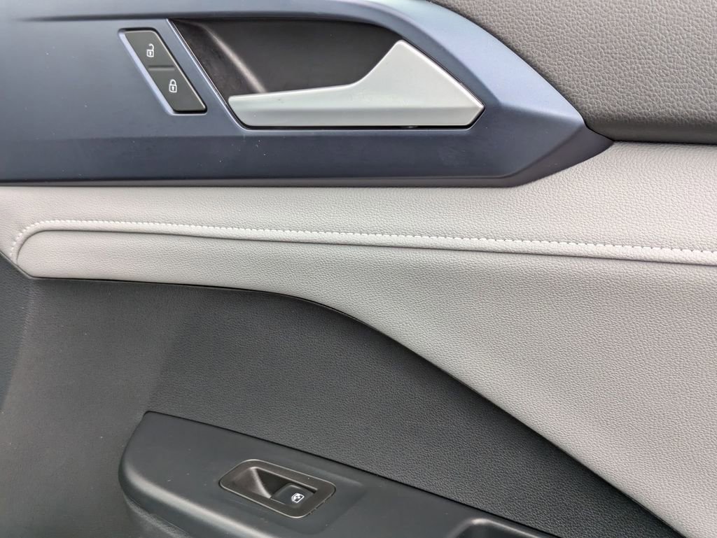 Used 2024 Volkswagen Taos SE image 33