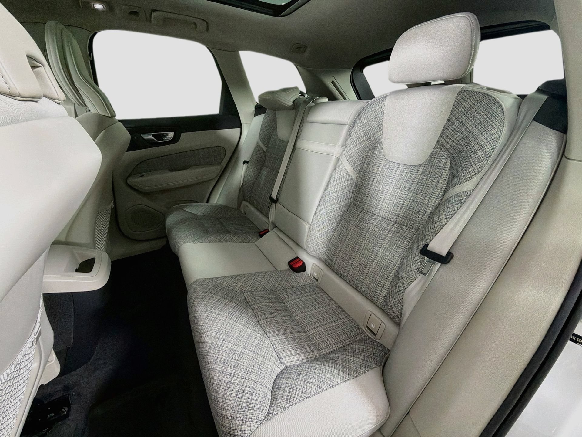 Certified 2022 Volvo XC60 B5 Momentum w/ Advanced Package FWD image 24