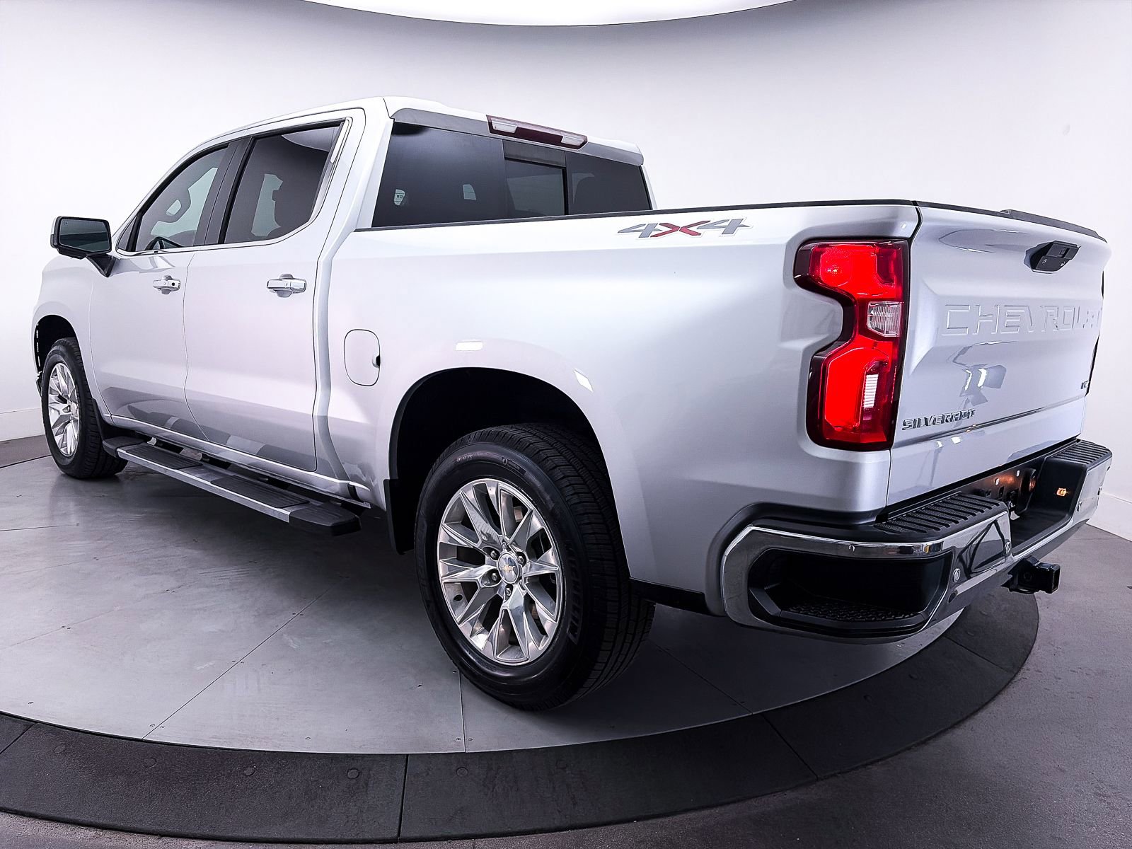 Used 2019 Chevrolet Silverado 1500 LTZ w/ LTZ Premium Package AWD/4WD image 16