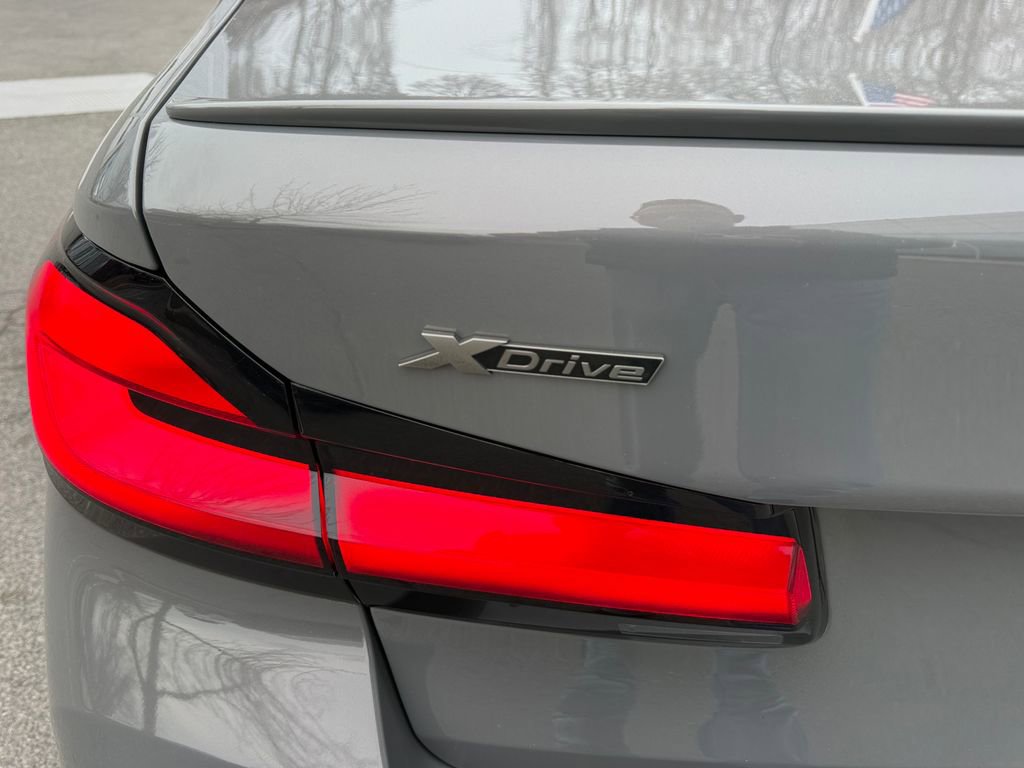 Used 2022 BMW M550i xDrive w/ Dynamic Handling Package image 31