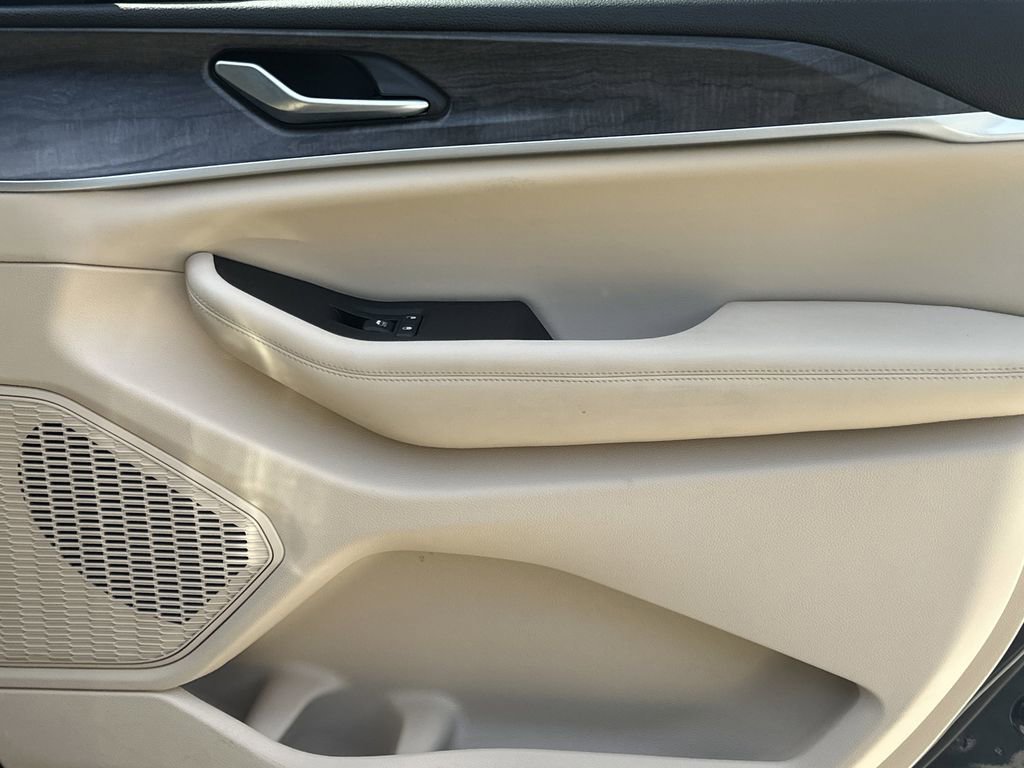 Used 2023 Jeep Grand Cherokee L Limited w/ Black Appearance Package image 15