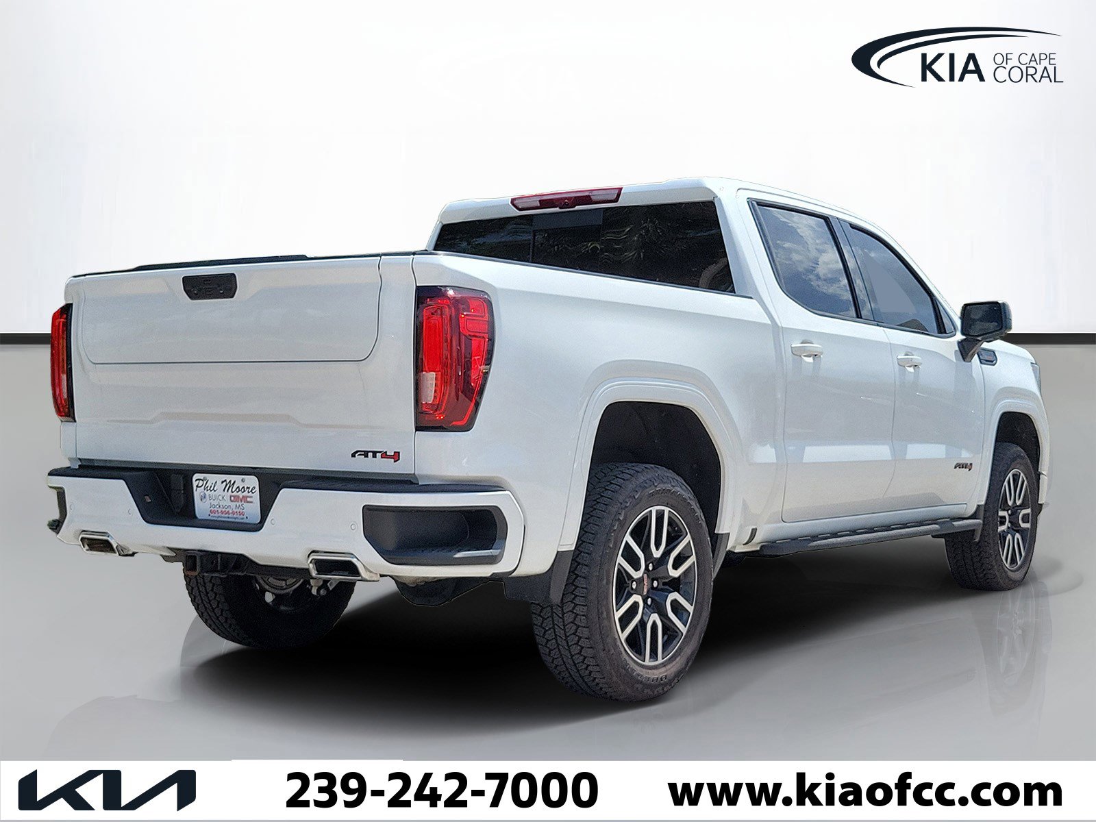 Used 2025 GMC Sierra 1500 AT4 w/ AT4 Premium Package AWD/4WD image 4