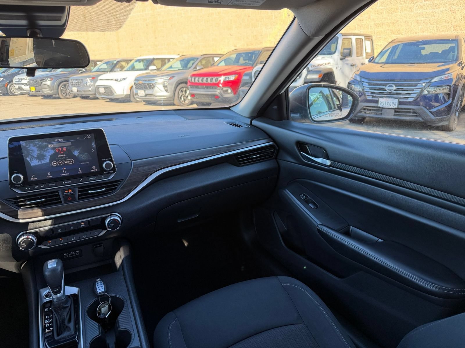 Used 2025 Nissan Altima 2.5 SV FWD image 34