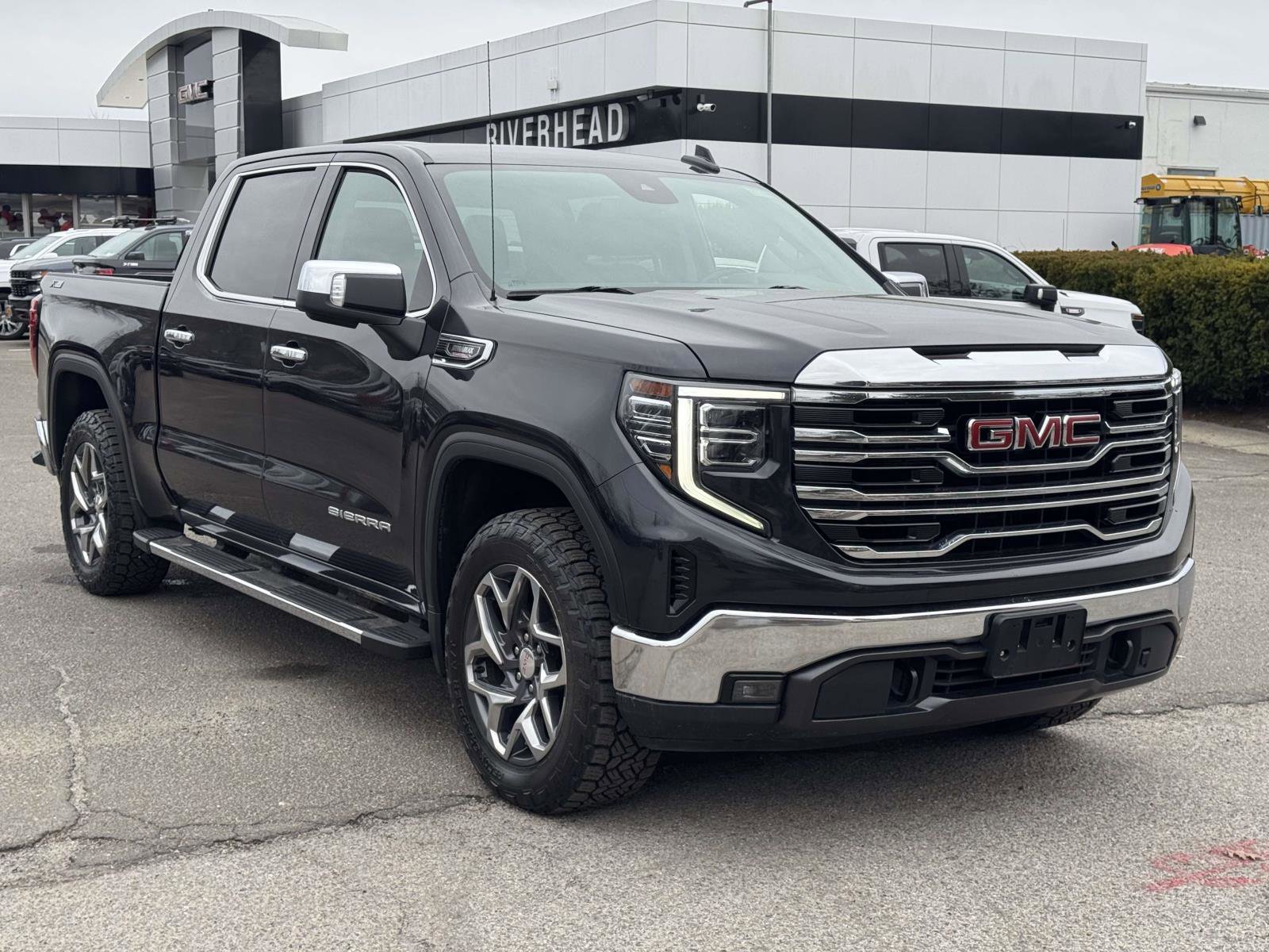 Used 2023 GMC Sierra 1500 SLT w/ SLT Premium Package AWD/4WD image 2