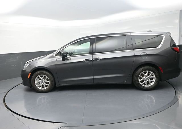 Used 2023 Chrysler Pacifica Touring-L image 4