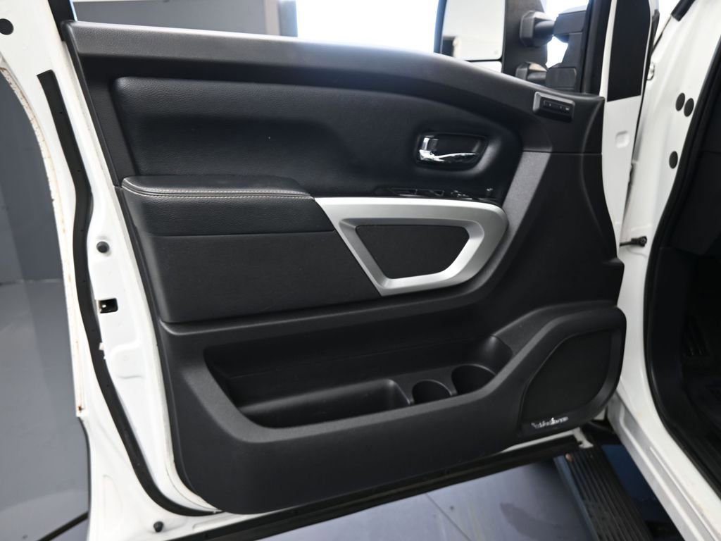 Used 2018 Nissan Titan PRO-4X w/ Pro-4x Convenience Package image 18