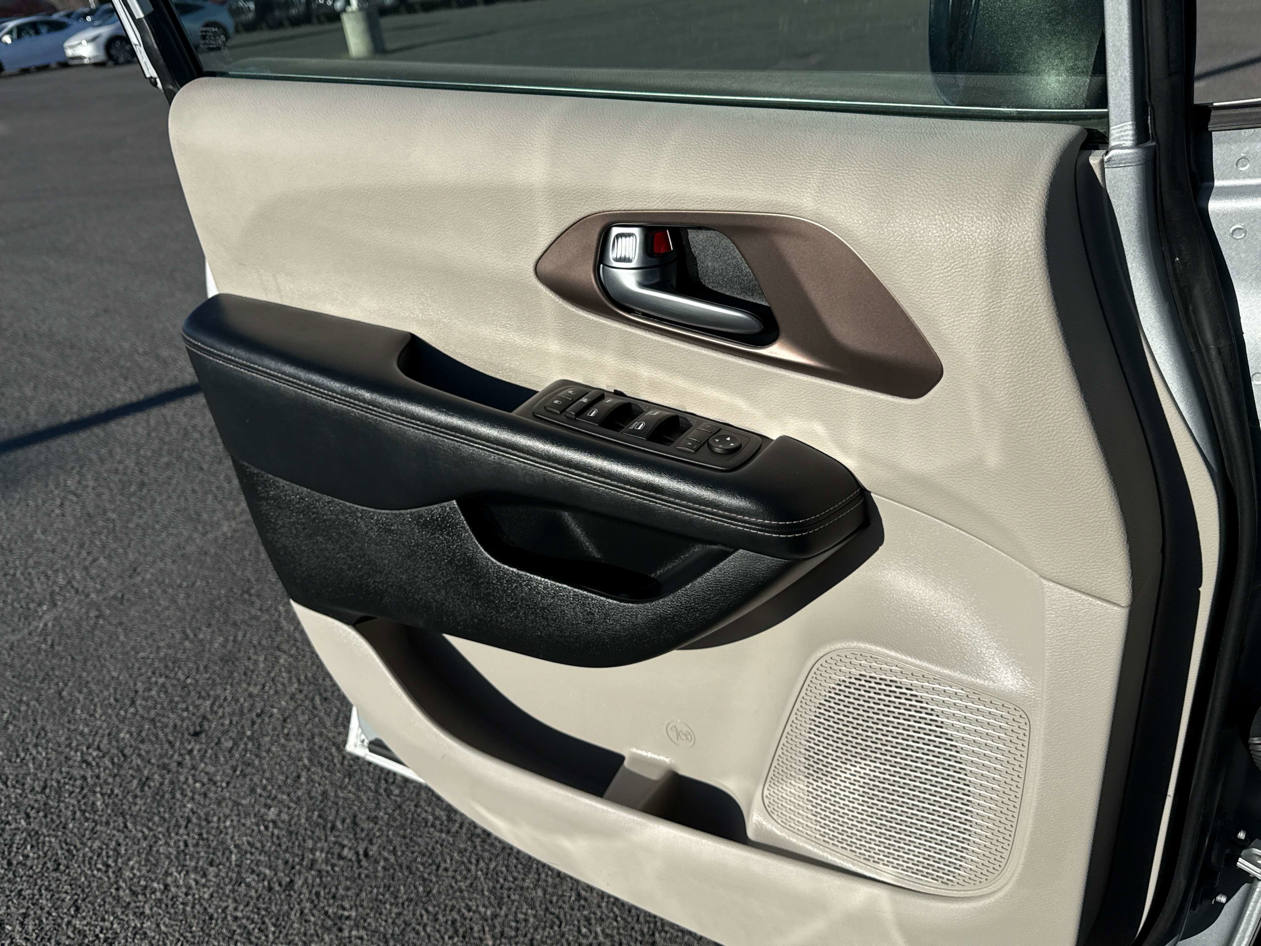 Used 2022 Chrysler Voyager LX image 11