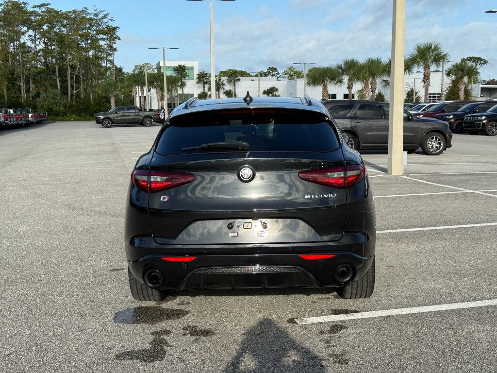 Used 2023 Alfa Romeo Stelvio Veloce AWD/4WD image 4