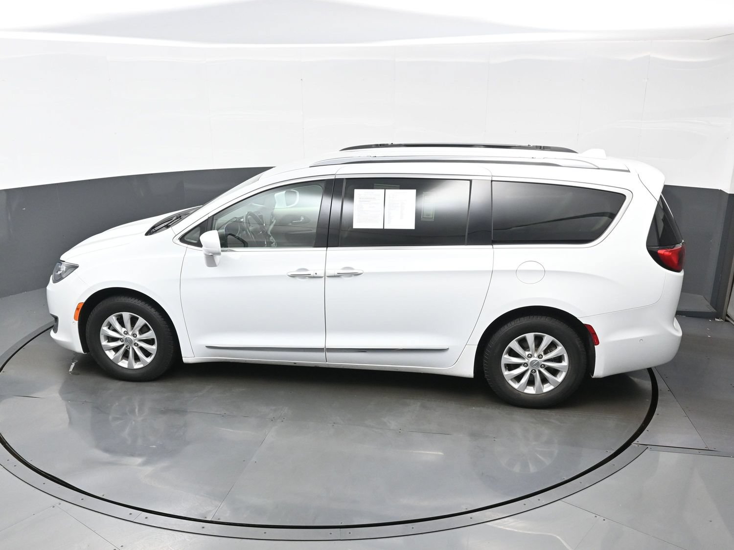 Used 2018 Chrysler Pacifica Touring-L Plus w/ Advanced Safetytec Group FWD image 39