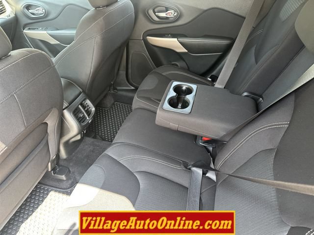 Used 2017 Jeep Cherokee Latitude w/ Comfort/Convenience Group AWD/4WD image 30