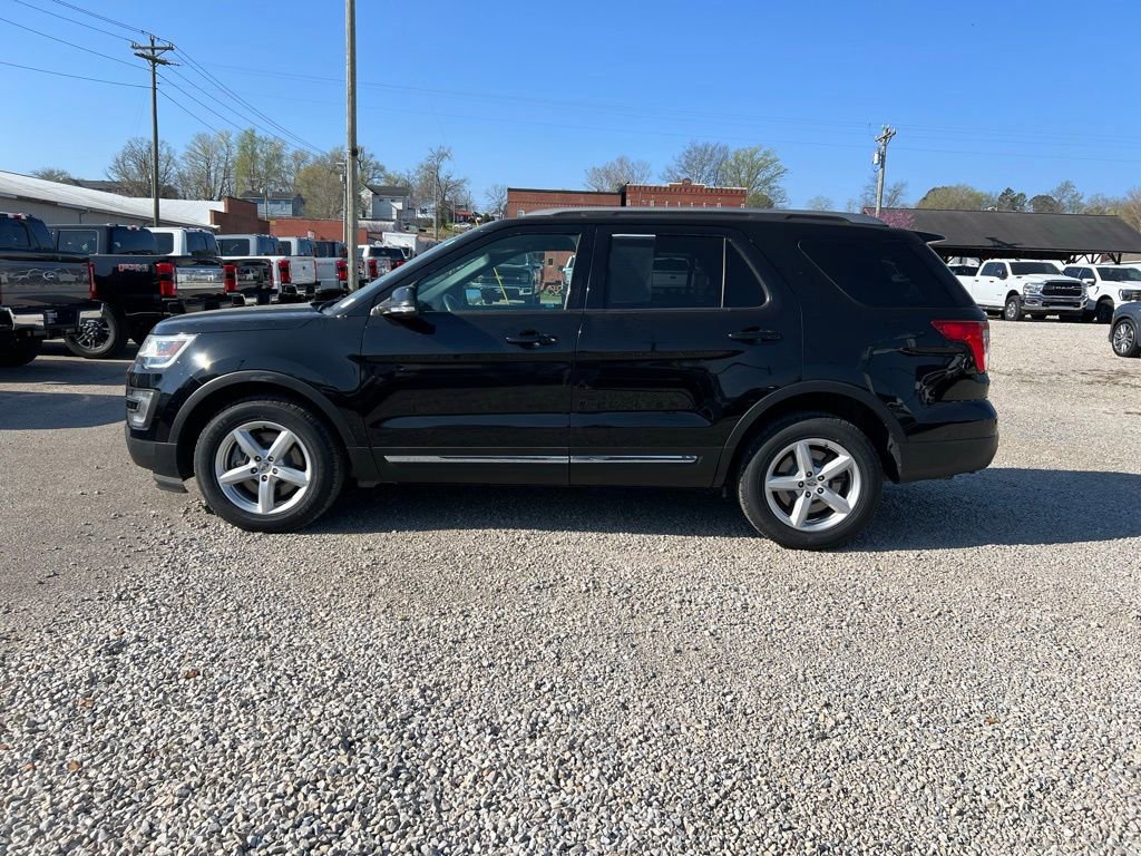 Used 2017 Ford Explorer XLT w/ Equipment Group 202A image 4