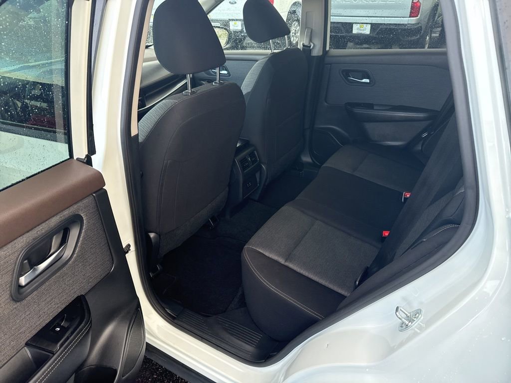 Used 2023 Nissan Rogue SV image 15