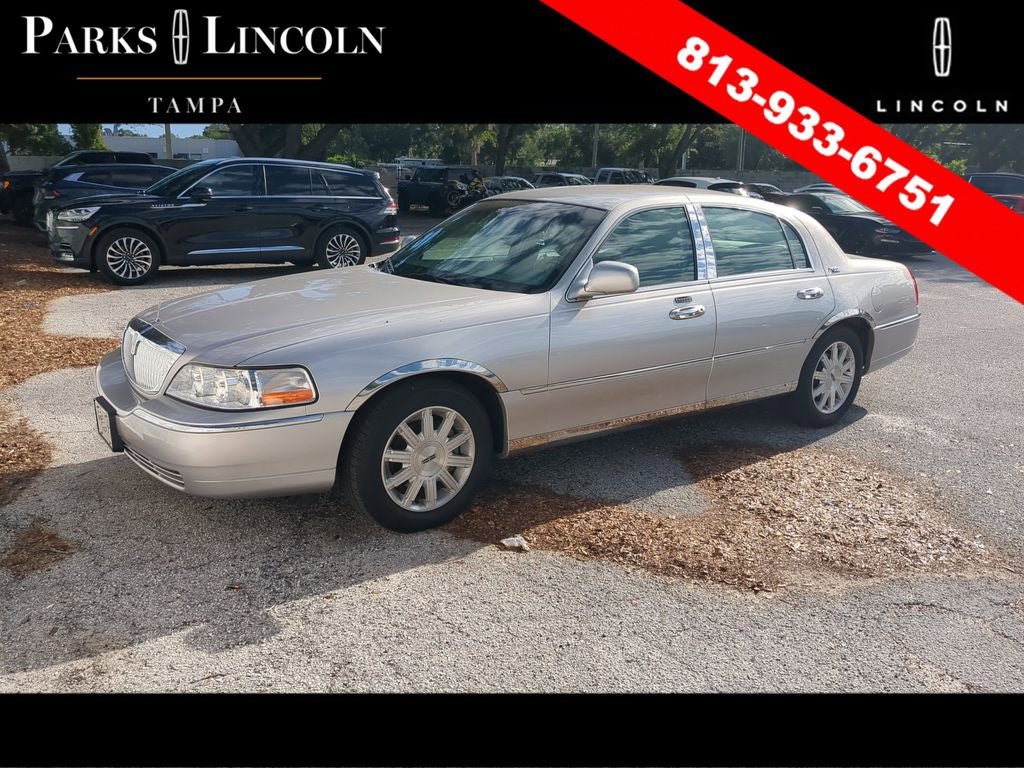 Used 2011 Lincoln Town Car Signature Limited RWD image 4