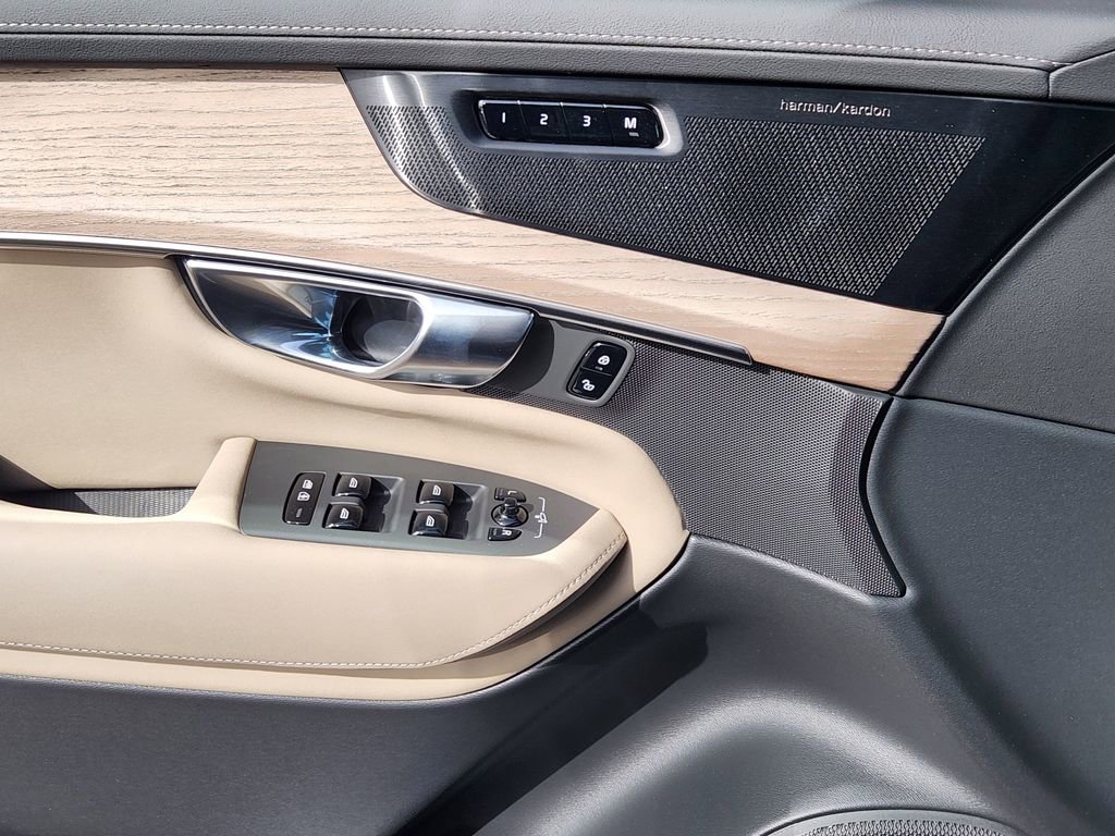 New 2026 Volvo XC90 T8 Plus w/ Protection Package Premier image 11