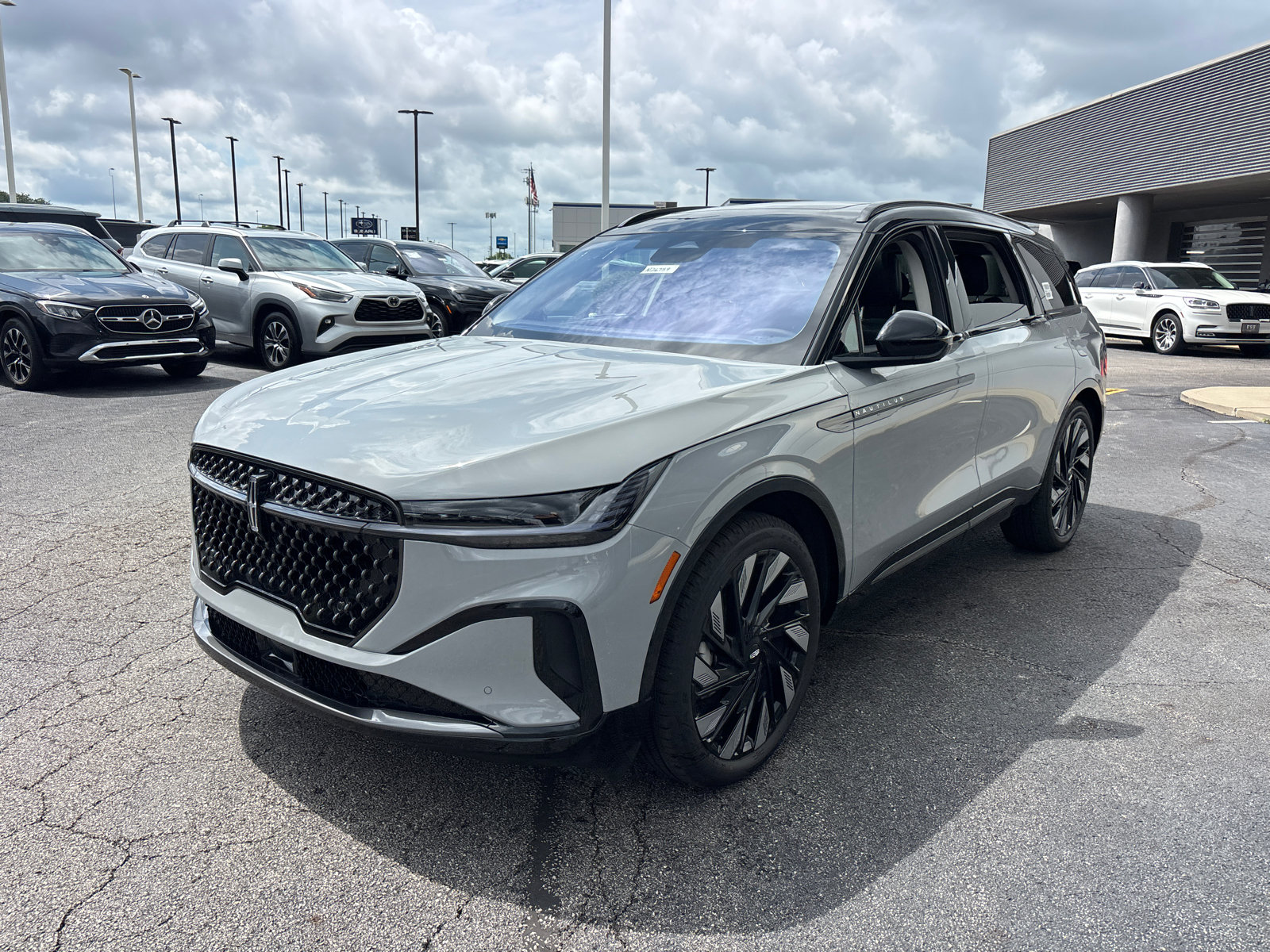 New 2026 Lincoln Nautilus Reserve AWD/4WD image 3