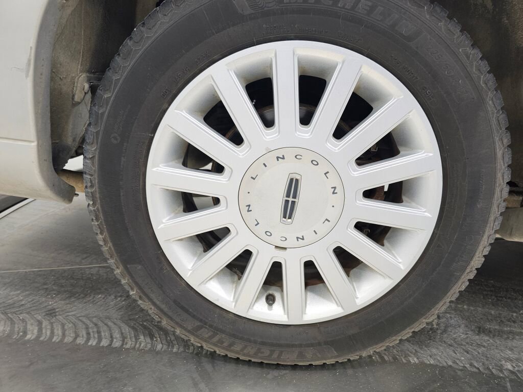 Used 2005 Lincoln Town Car Signature Limited image 10