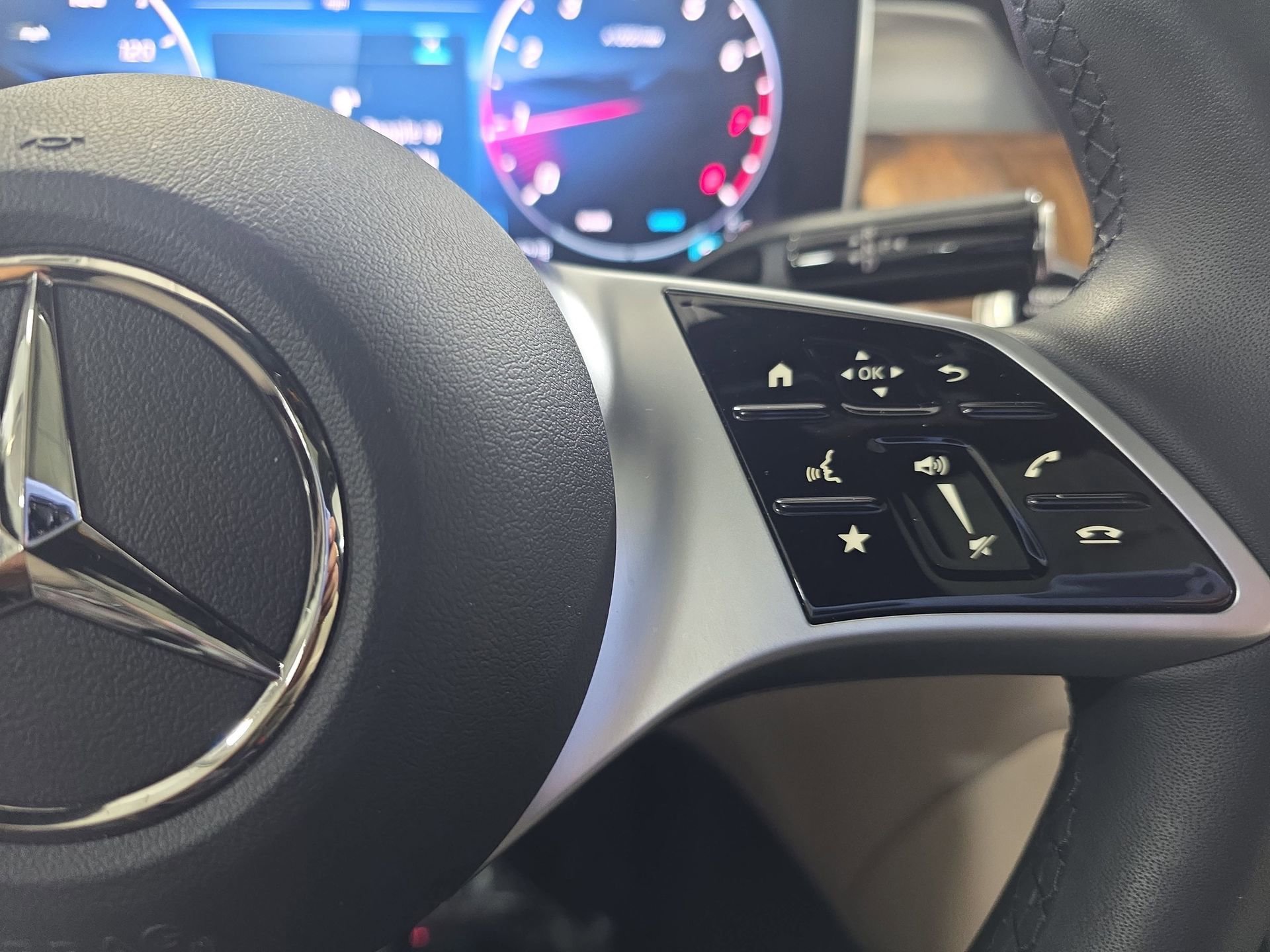 Certified 2025 Mercedes-Benz GLC 300 image 18