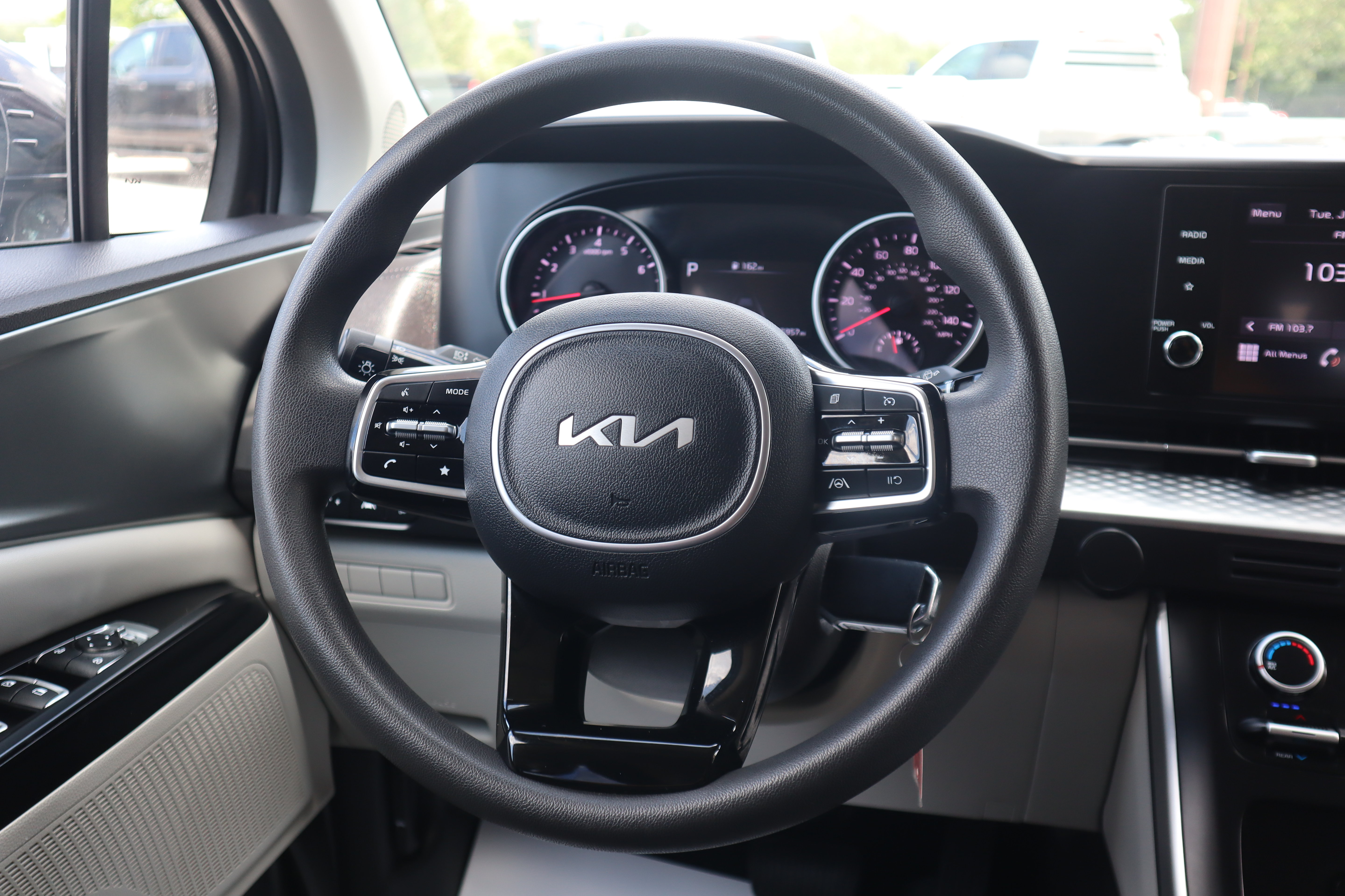 Used 2023 Kia Carnival LX FWD image 15