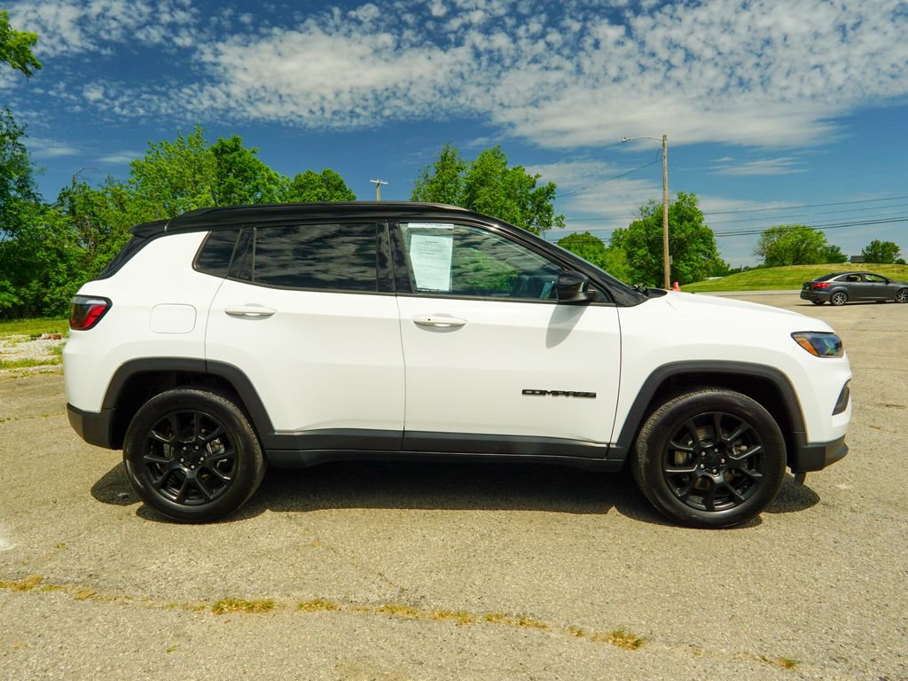 Used 2023 Jeep Compass Altitude w/ Sun and Sound Group AWD/4WD image 2