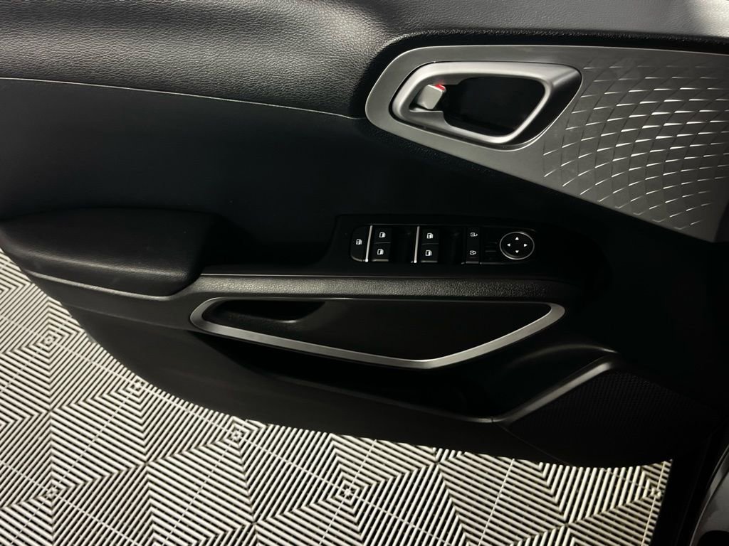 Used 2025 Kia Soul LX image 20