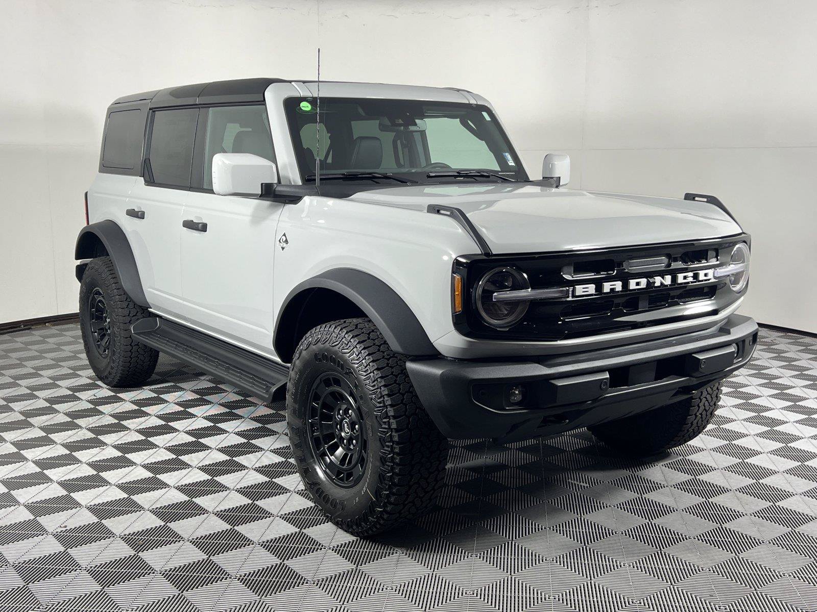 New 2026 Ford Bronco Outer Banks w/ Sasquatch Package AWD/4WD image 1