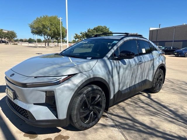 Used 2026 Toyota C-HR AWD/4WD video 1