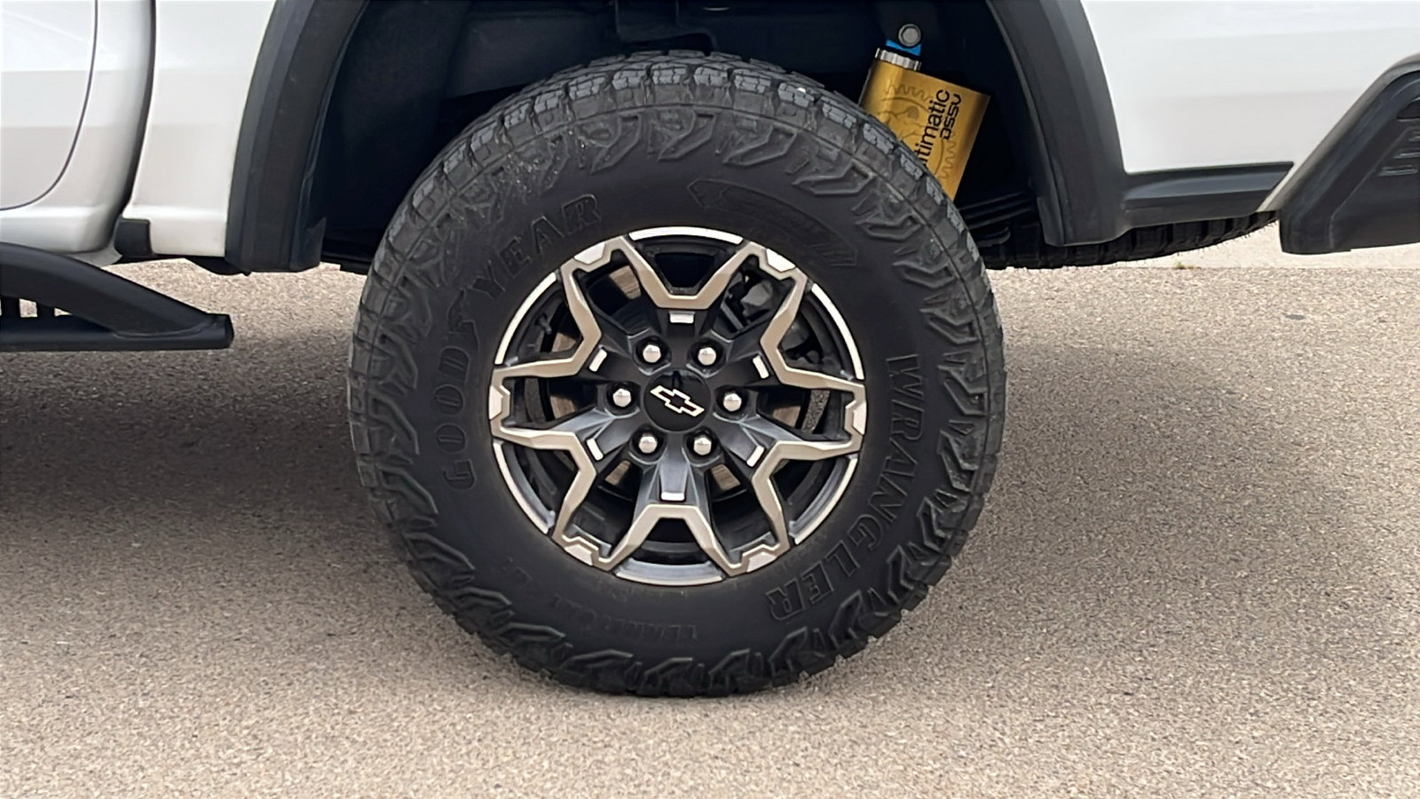 Used 2025 Chevrolet Colorado ZR2 w/ Technology Package AWD/4WD image 5