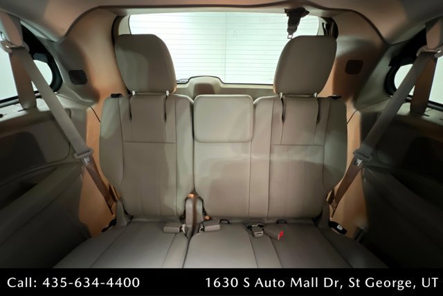 Used 2016 Chrysler Town & Country Touring-L FWD image 21