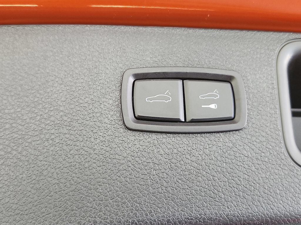 Used 2023 Porsche Macan AWD/4WD image 30