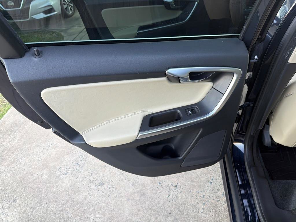 Used 2016 Volvo XC60 T5 Premier w/ Proximity Package image 34