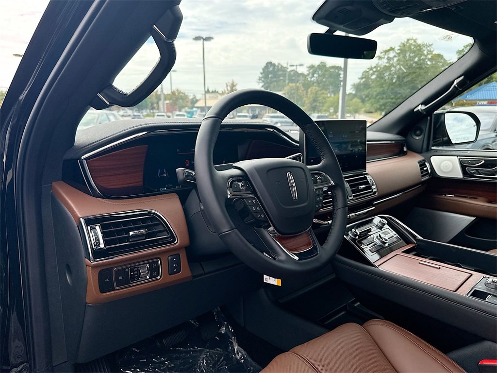 Used 2024 Lincoln Navigator Reserve image 10
