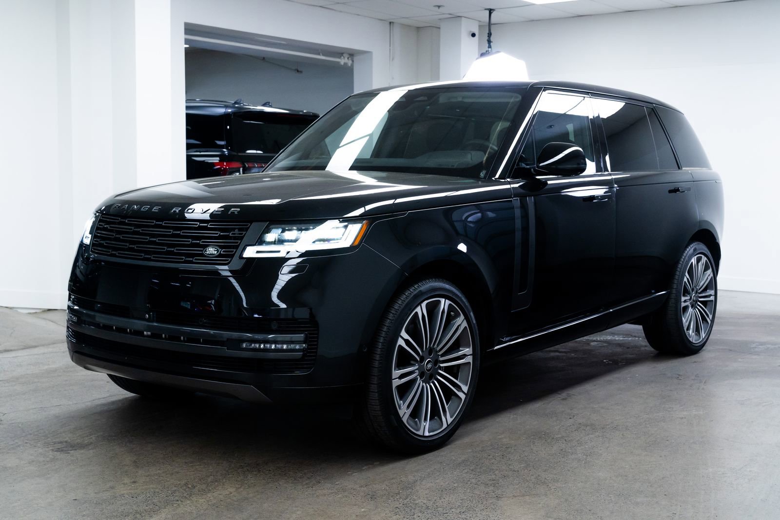 Used 2025 Land Rover Range Rover Long Wheelbase SE AWD/4WD image 3