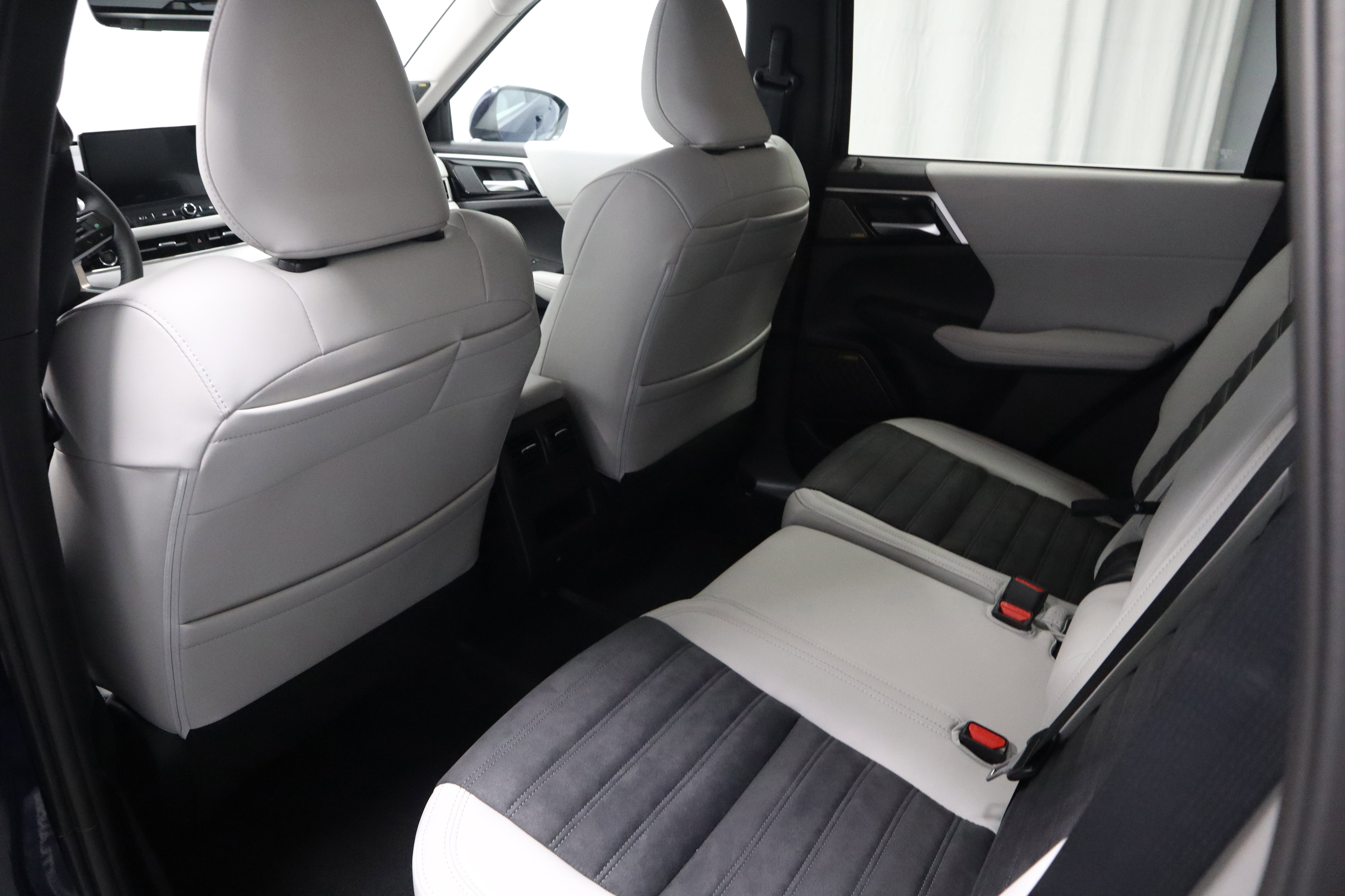 New 2025 Mitsubishi Outlander SE image 13