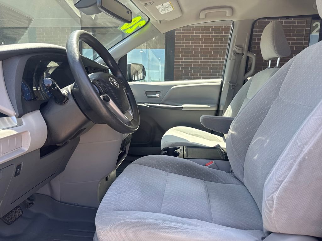 Used 2020 Toyota Sienna LE w/ LE Preferred Package FWD image 2