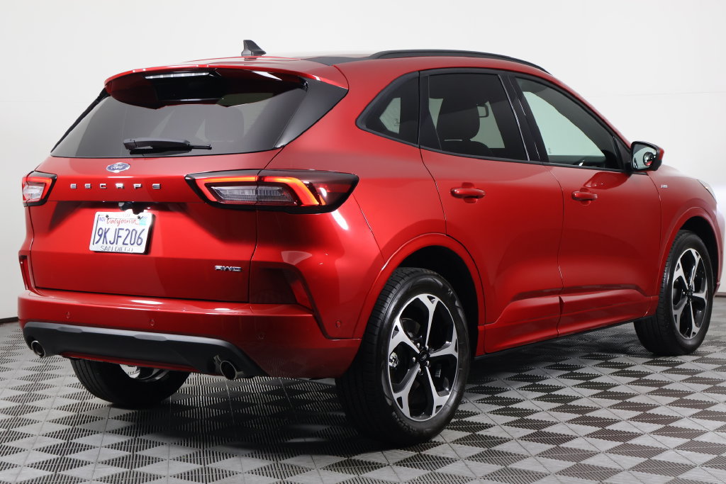 Used 2023 Ford Escape ST-Line Elite w/ Premium Technology Package AWD/4WD image 4