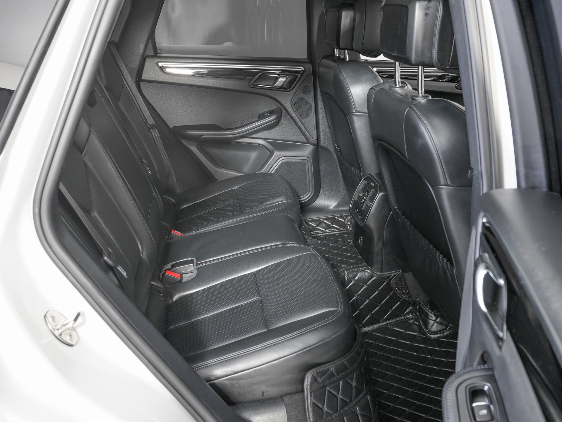 Used 2024 Porsche Macan S image 10