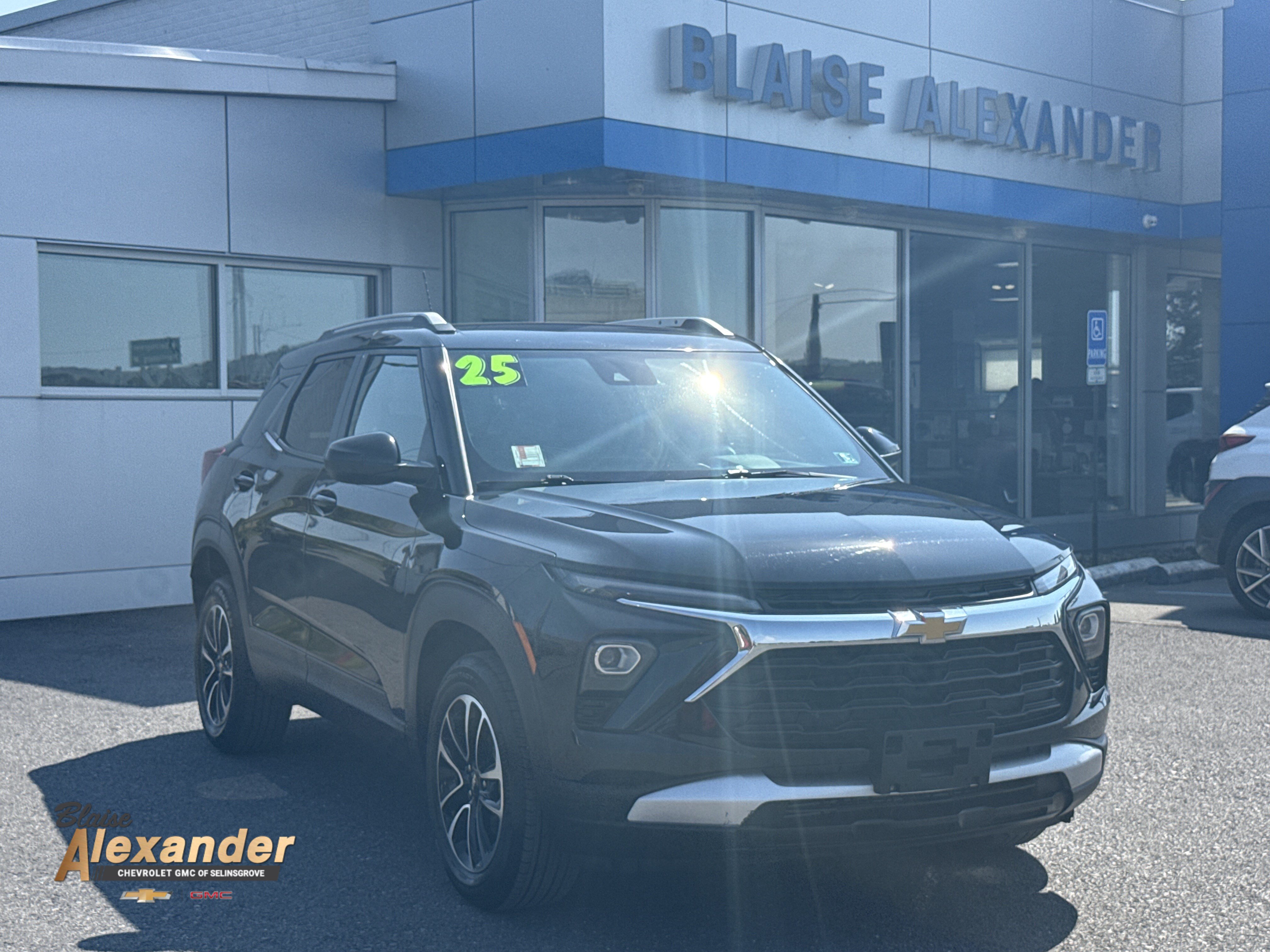 Used 2025 Chevrolet TrailBlazer LT AWD/4WD image 1