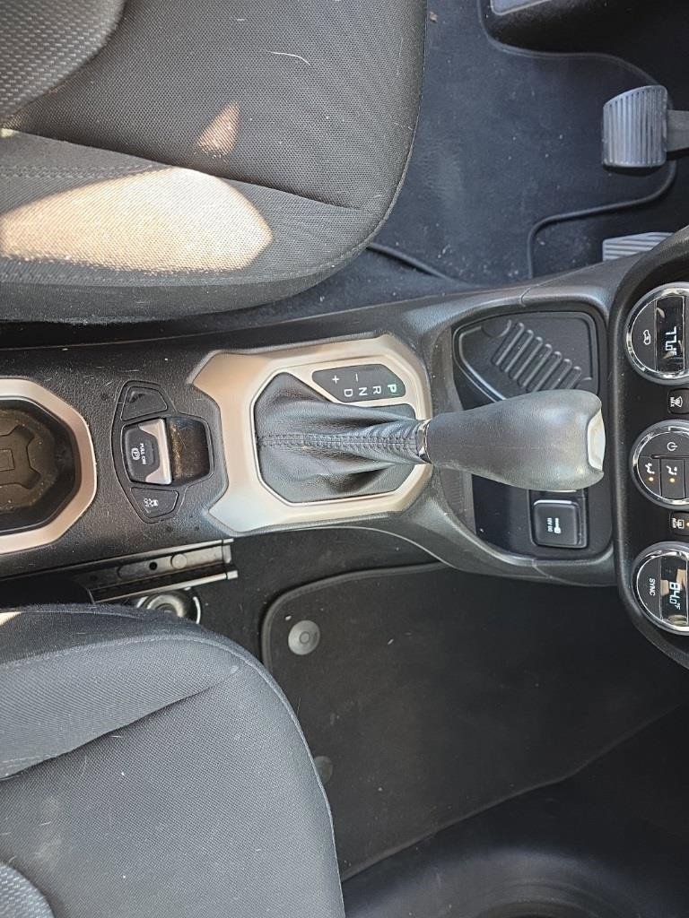 Used 2017 Jeep Renegade Latitude w/ Popular Equipment Group image 18