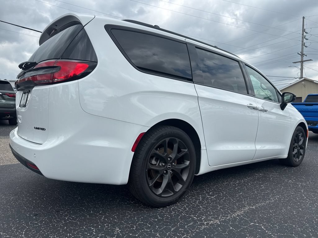 Used 2025 Chrysler Pacifica Limited FWD image 5