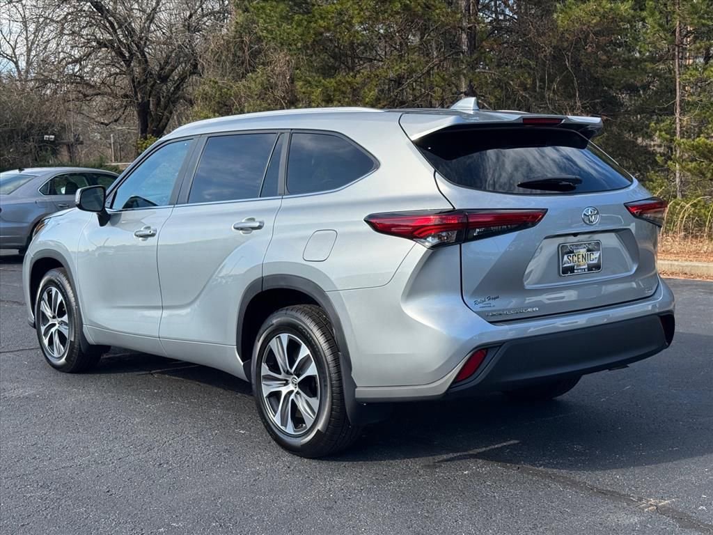 Used 2023 Toyota Highlander XLE image 5