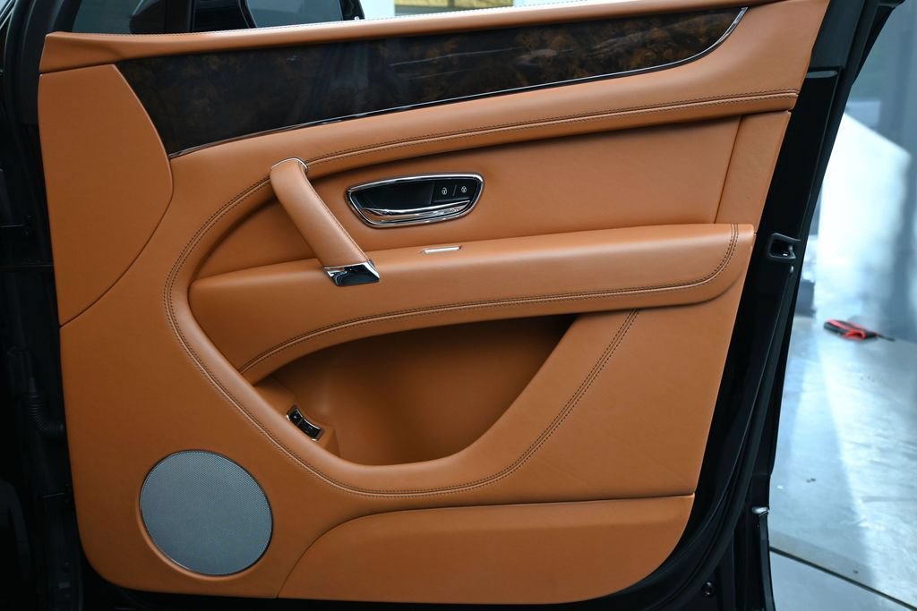 Used 2019 Bentley Bentayga AWD/4WD image 26