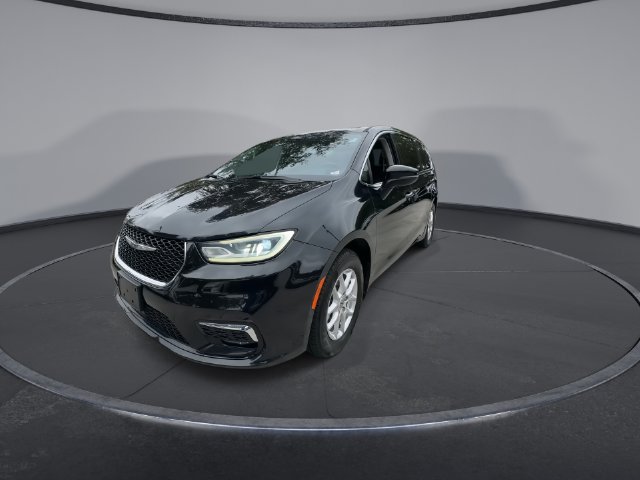 Used 2023 Chrysler Pacifica Touring-L FWD image 3
