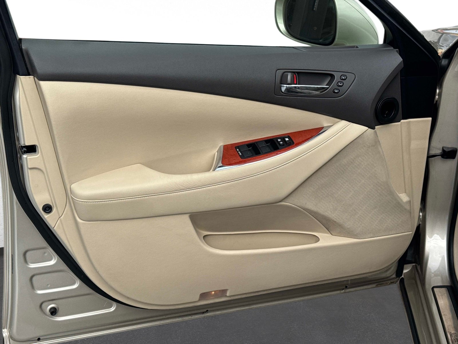 Used 2010 Lexus ES 350 w/ Preferred Accessory Package FWD image 17