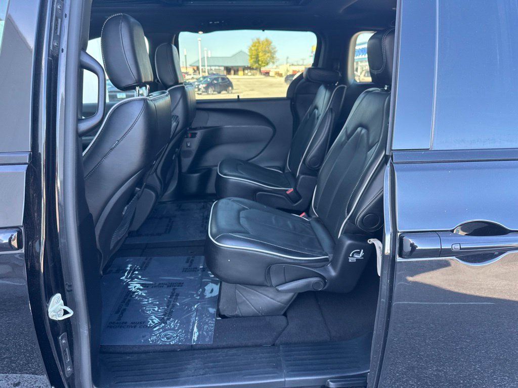 Used 2025 Chrysler Pacifica Limited FWD image 17